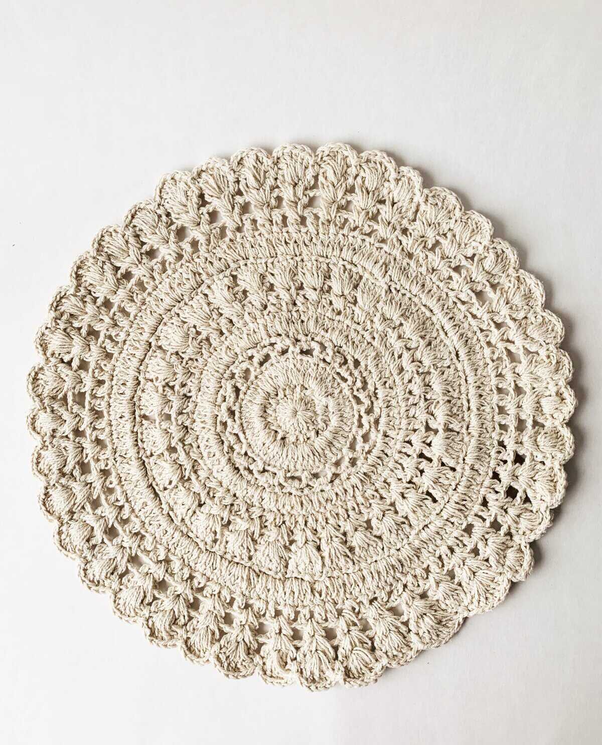 Heklet Bordbrikke Rund D 35 Cm